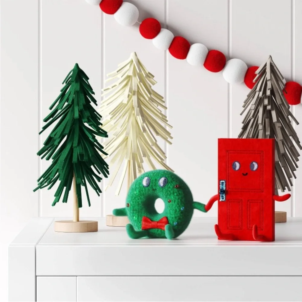NWT Target Wondershop Felt Wreath & Door Christmas Figurine Set